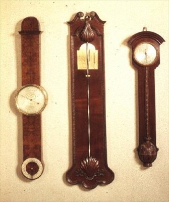Três barômetros: esquerda: mogno, estilo Chippendale; centro: Chippendale com motivo de casca; à direita: teixo de burrito, por John Halifax de Barnsley, 1720 de English School