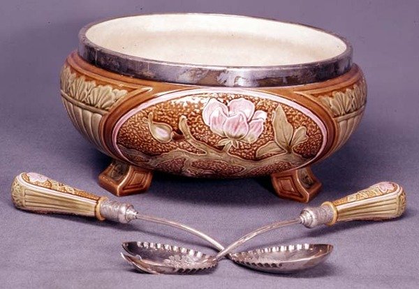 Saladeira Wedgwood Maiolica, colher e garfo, c.1880 (cerâmica) de English School