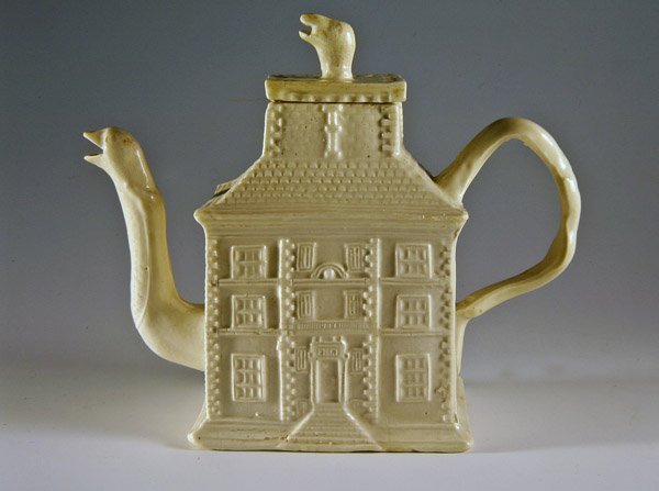 Bule branco em forma de casa, c.1750 (cerâmica) de English School