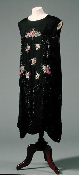 Vestido de mulher com motivos florais, c.1925-27 (seda artificial) de English School