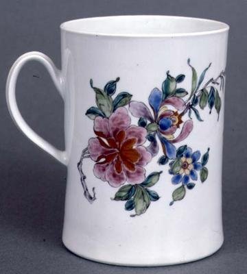 Caneca-tanque de Worcester de forma cilíndrica decorada com um spray de estilizado prunus em paleta familiar rosa, c.1750-55 (cerâmica) de English School