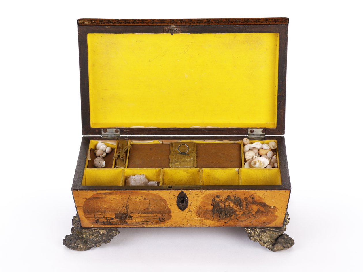 Caixa de trabalho, c.1830 (castanha da Índia envernizada e estampada por transferência, forrada com papel e papel pardo, com peças de metal prensadas) de English School