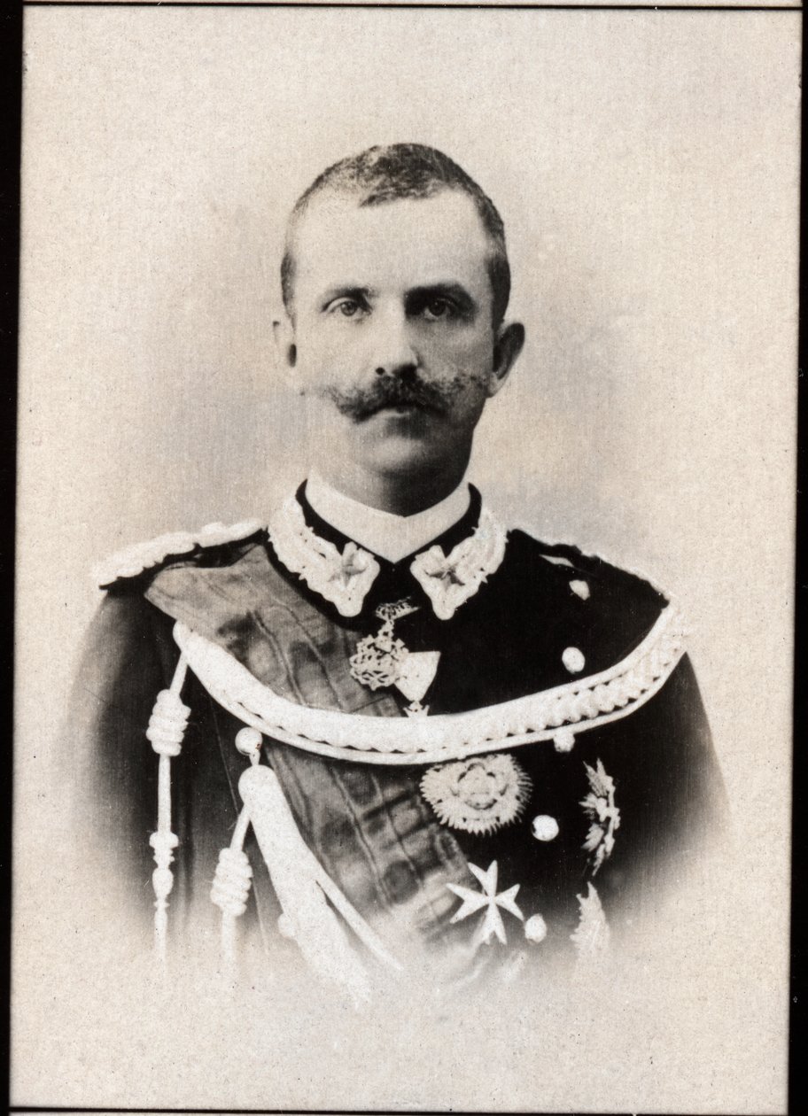 Retrato de Victor Emmanuel III da Itália (1869-1947), rei da Itália. de French Photographer