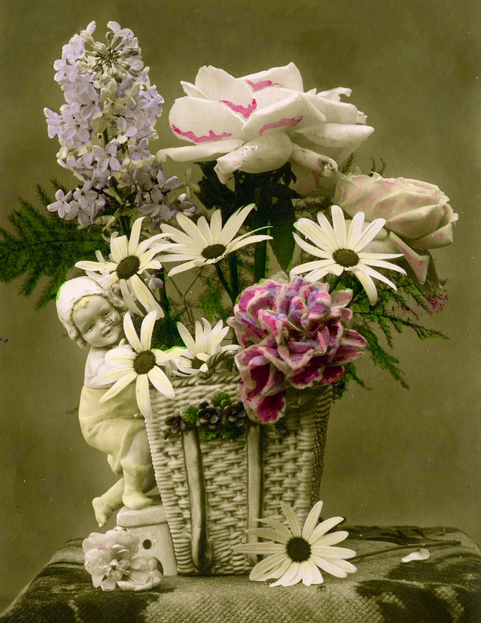 Cesta de flores c.1898 (foto colorida à mão) de French School