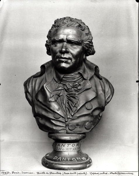 Busto de Georges Danton (1759-94) (terracota pintada) de French School