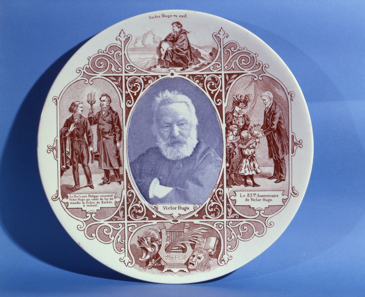 Placa comemorativa celebrando a vida de Victor Hugo (1802-85) feita na cerâmica Sarreguemines, c.1884-85 (cerâmica) de French School