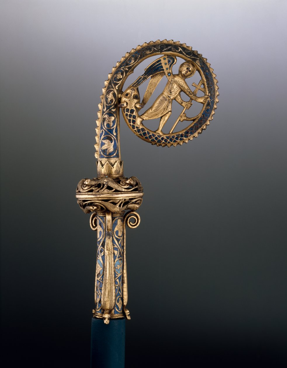 Cabeça Crozier representando São Miguel Trampando a Serpente, c.1225-50 (cobre dourado e esmalte champleve) de French School