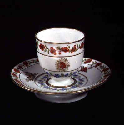 Xícara e pires com emblemas da Revolução, fábrica de Sèvres (porcelana) de French School