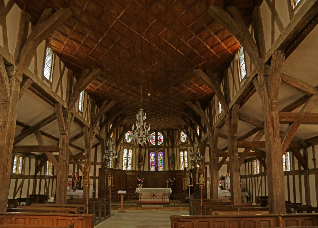 Vista interior da igreja de madeira de French School