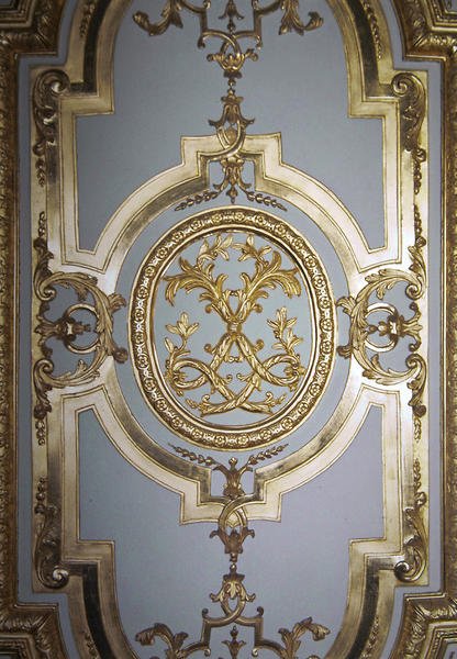Monograma entrelaçado de Luís XIV da persiana interna do Quarto dos Reis, c.1701 (madeira dourada) de French School