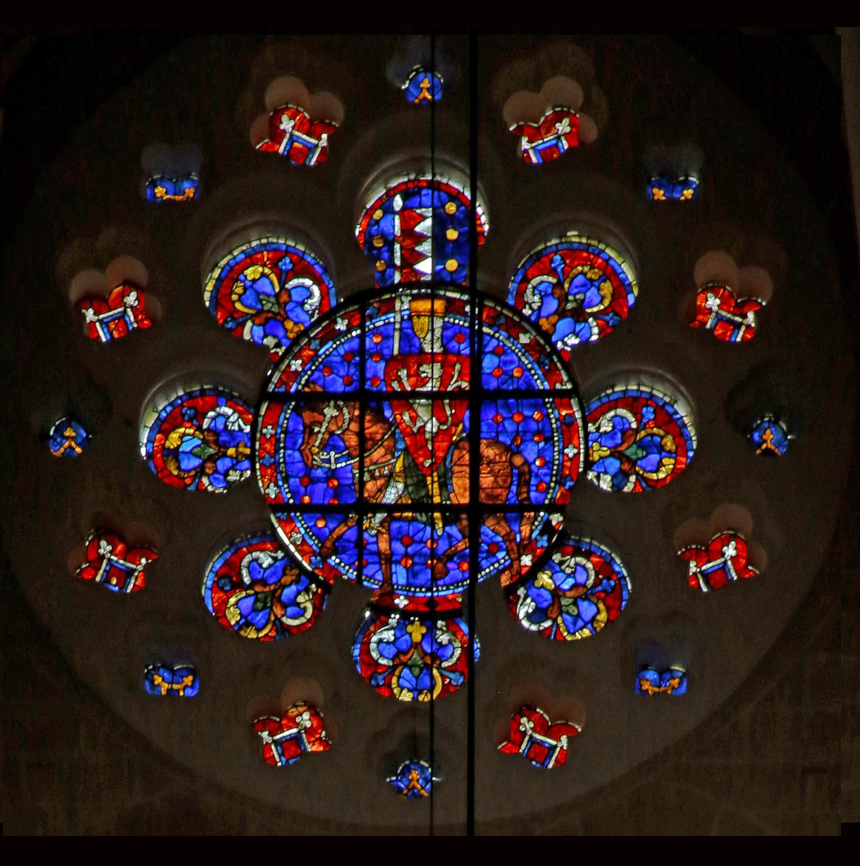 Rosácea retratando Simon de Montfort, Catedral de Chartres de French School