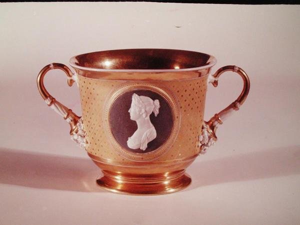 Copa Sevres com um retrato de camafeu da Imperatriz Josefina (1763-1814) (porcelana) de French School