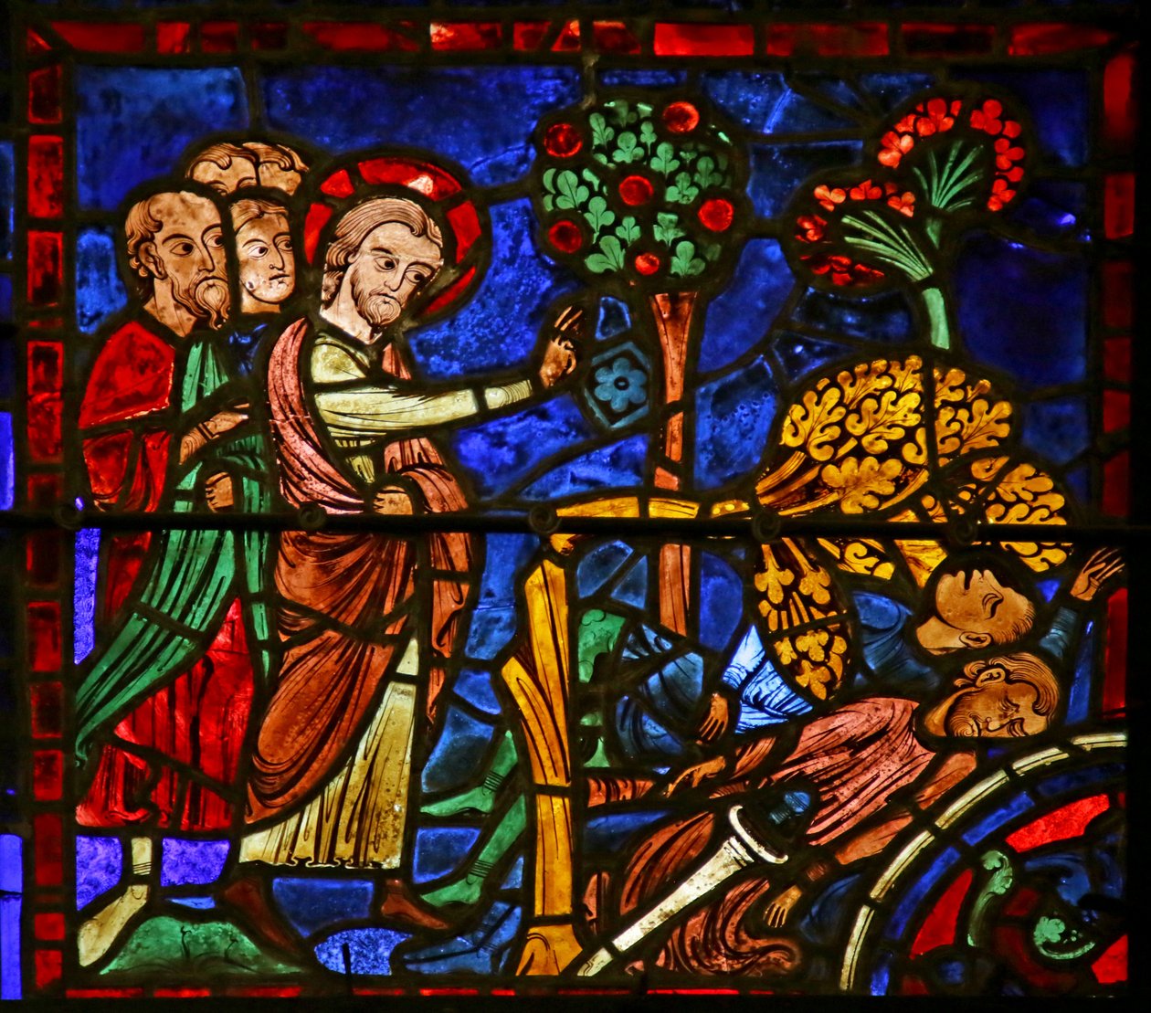 São Martinho faz cair uma árvore sobre os pagãos que estavam adorando a árvore, cena da Vida de São Martinho, Catedral de Chartres de French School