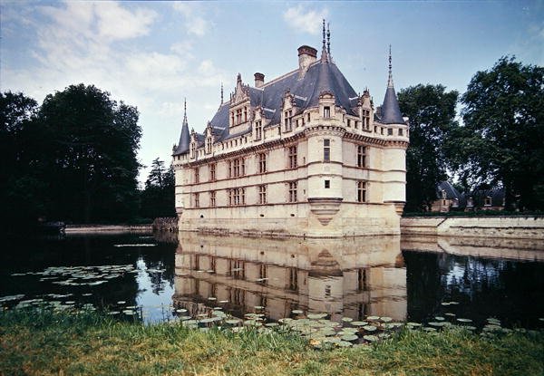 Vista do Chateau dAzay-le-Rideau, construído por Gilles Berthelot, 1518-27 de French School