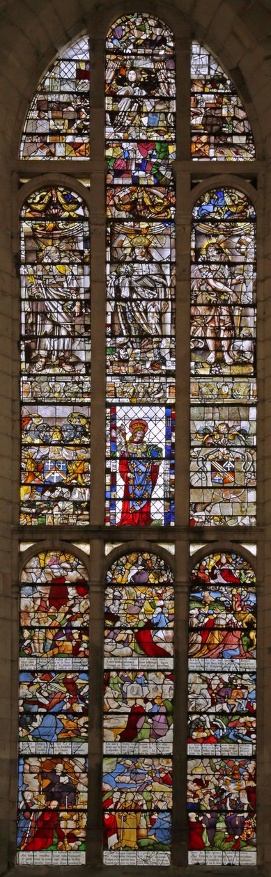 Janela retratando São Luís no centro (1505), o Apocalipse (1611) e outras figuras (1654), do século XVI ao XVII de French School