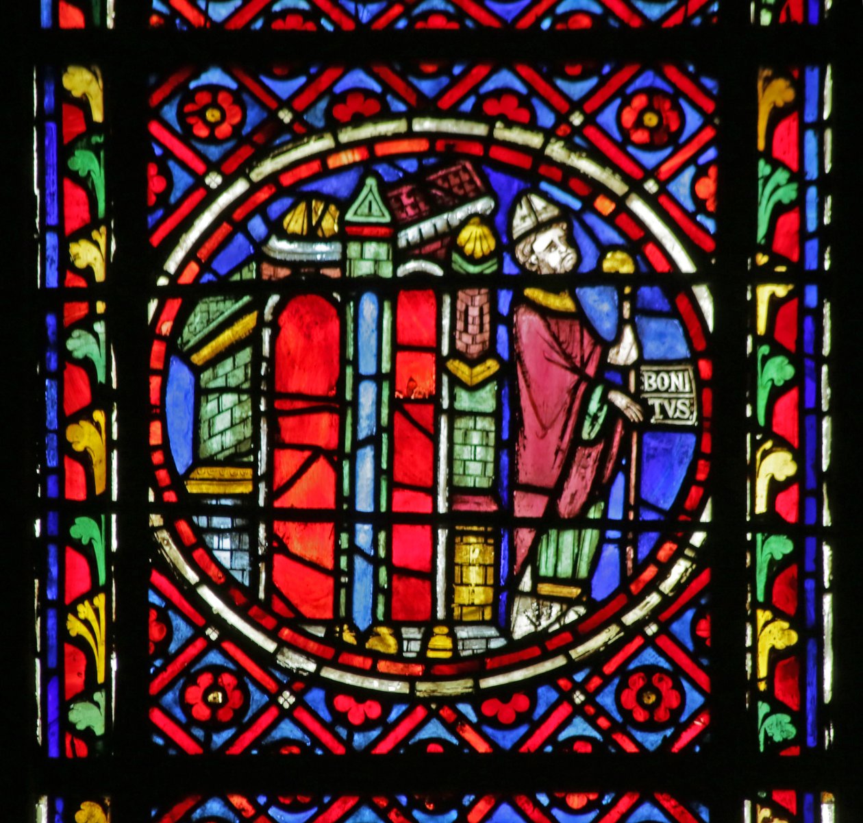 Janela retratando a cena da vida de Saint Bonnet: Saint Bonnet deixando Clermont Ferrand de French School