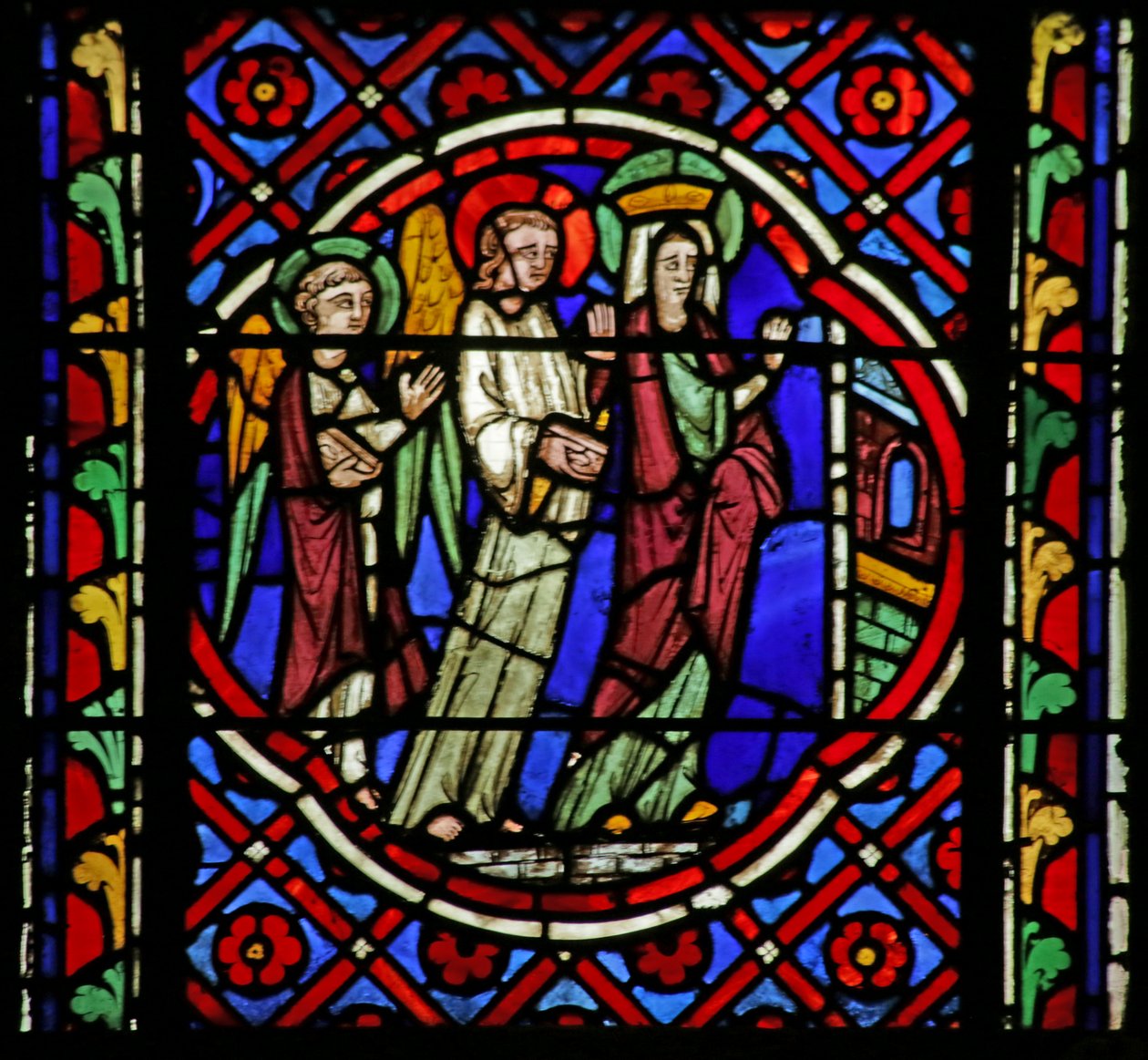 Janela retratando a cena da vida de Saint Bonnet: Virgem Maria e dois anjos aparecem para Saint Bonnet de French School