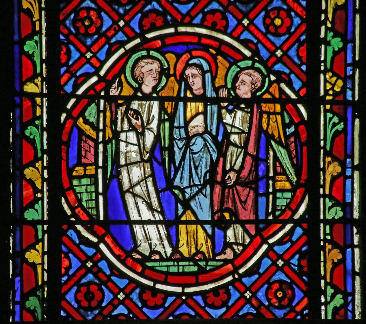Janela retratando a cena da vida de Saint Bonnet: a Virgem dizendo aos Anjos acompanhantes que ela deseja ouvir a missa celebrada na igreja de Saint Bonnets de French School