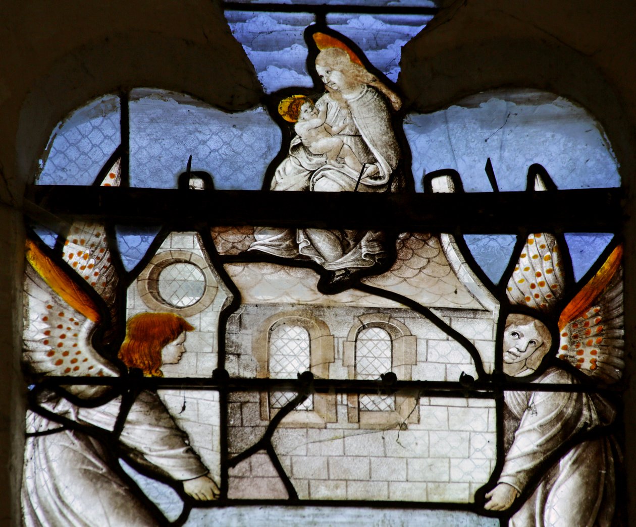 Janela retratando a lenda de Notre Dame de Lorette: a Casa das Virgens é milagrosamente transportada pelos anjos de French School