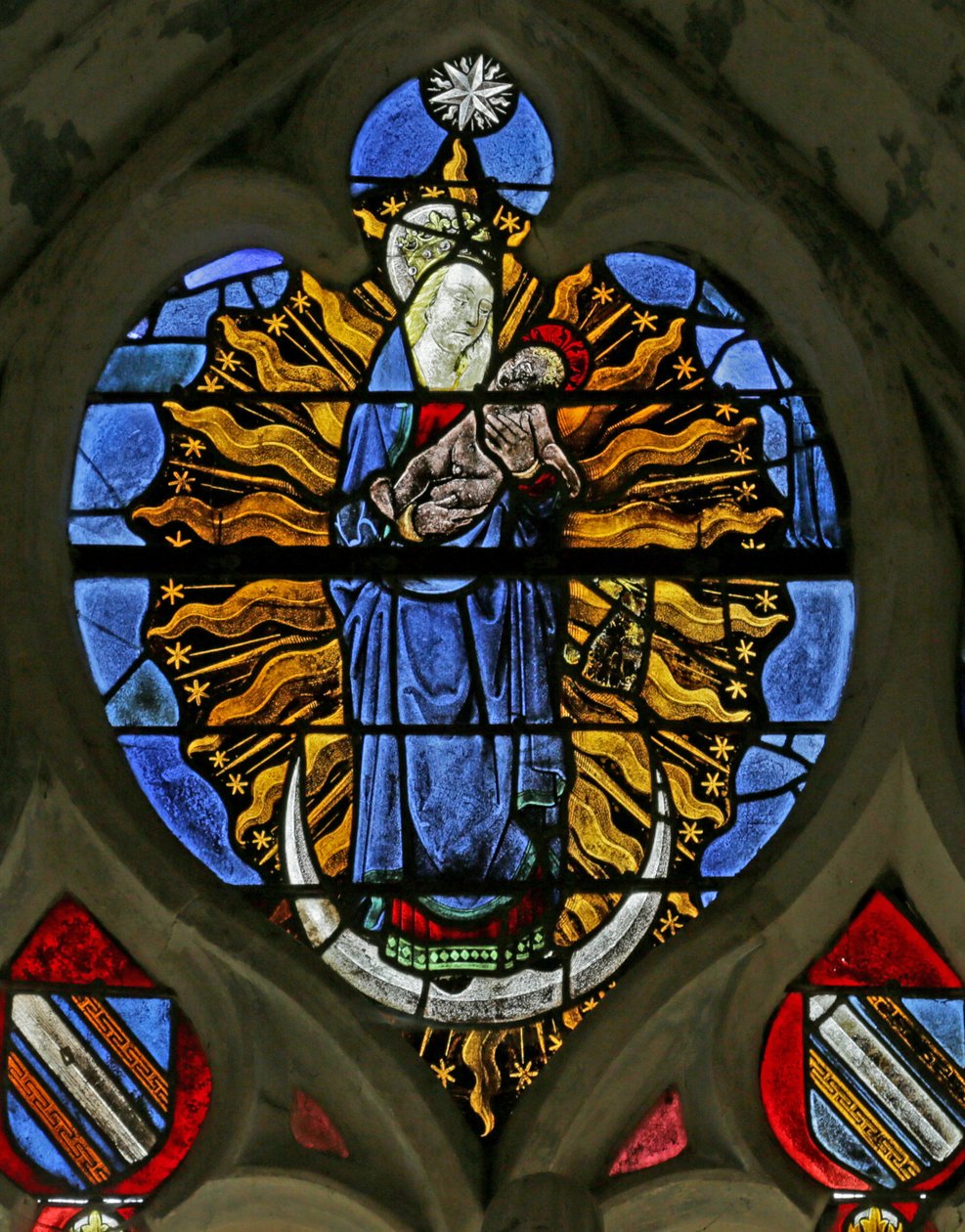 Janela retratando a mulher vestida com o sol e com a lua sob os pés do livro de São João Apocalipse de French School