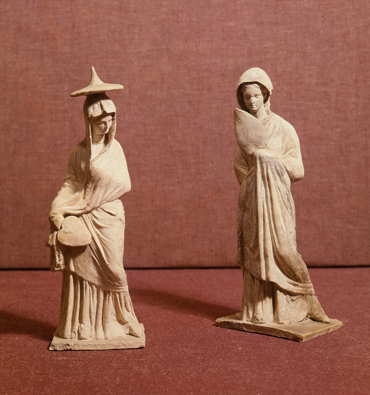 Duas estátuas de mulheres em pé, de Tanagra, c.350 aC de Greek School