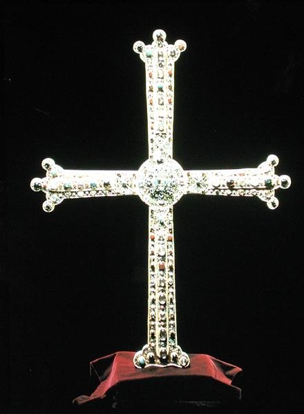 Cruz da Vitória, 908 (ouro com pedras preciosas) de Spanish School