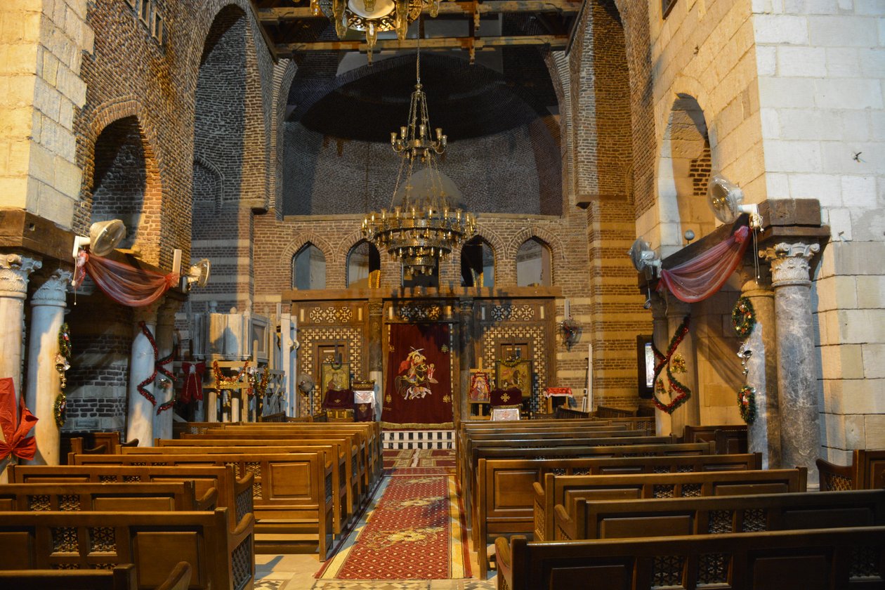 Interior da Igreja de São Mercúrio, em Abu Sefein, no Cairo Antigo, uma igreja copta ortodoxa histórica com ícones e iconóstase em madeira. de Albert Mansour