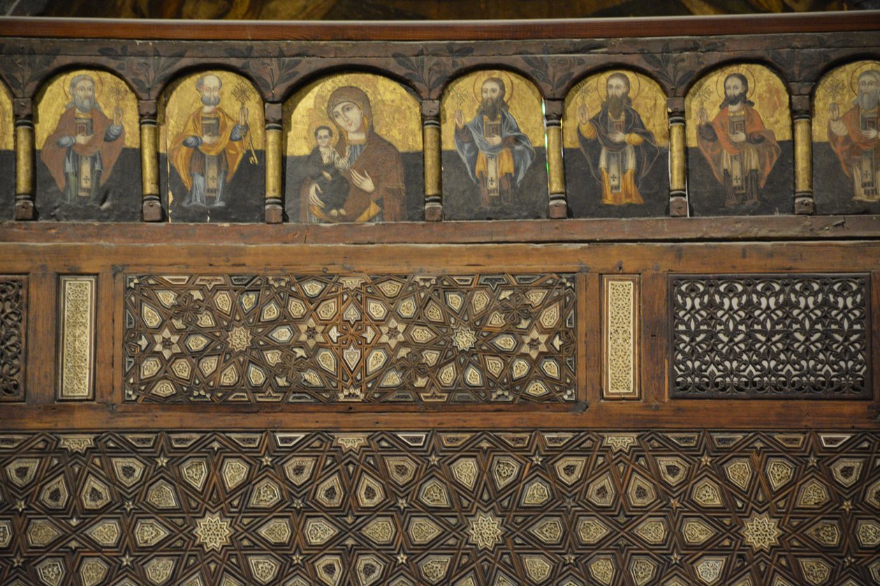 Interior da Igreja de São Mercúrio em Abu Sefein, no Cairo Antigo, com iconóstase em madeira de Albert Mansour