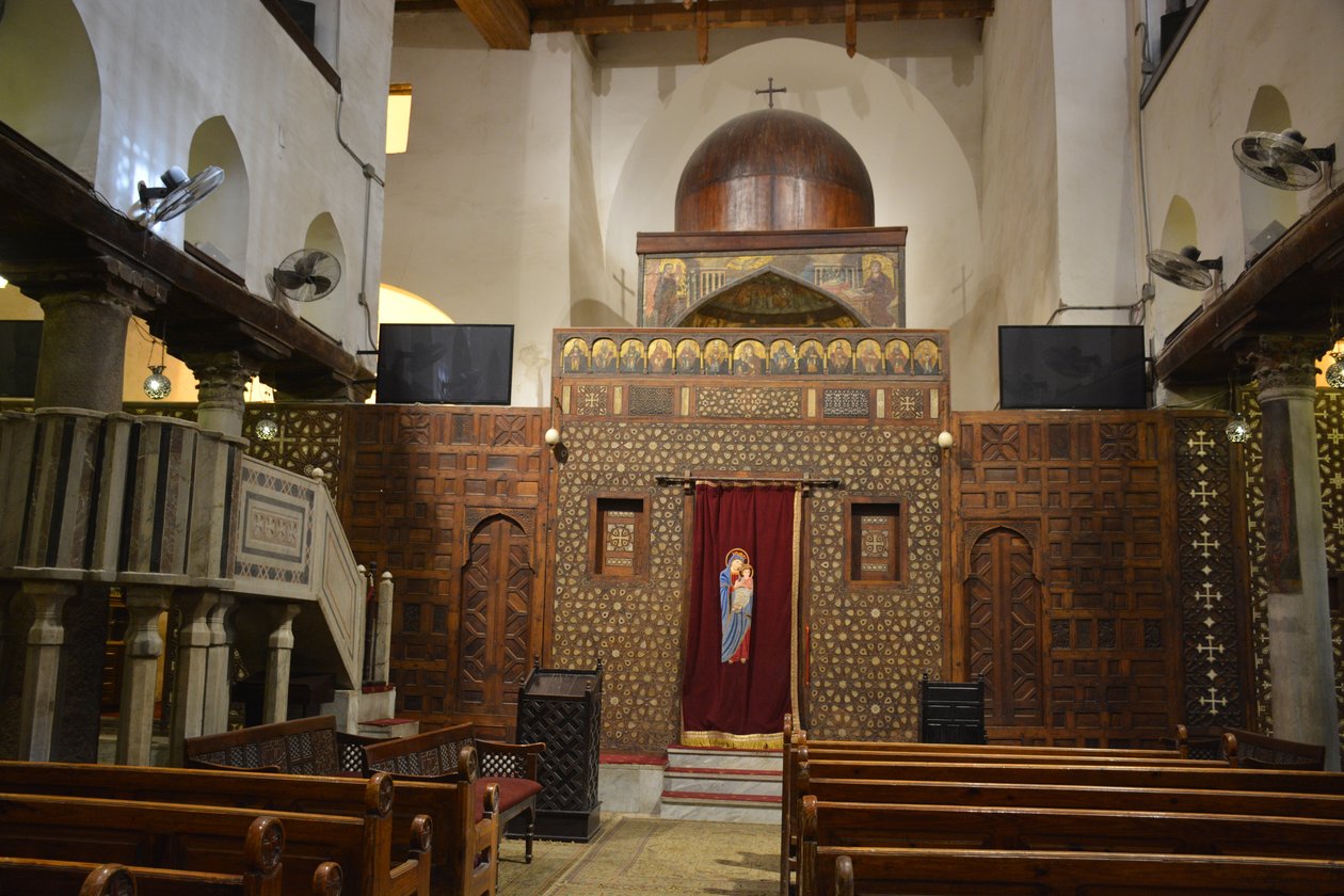 Interior da Igreja de Abo Serga, no Cairo Antigo, uma igreja copta ortodoxa histórica com ícones e iconóstase em madeira de Albert Mansour