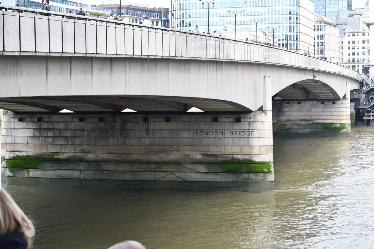 A Ponte de Londres sobre o rio Tamisa, no coração de Londres de Albert Mansour