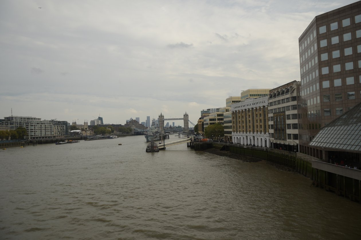 A Ponte de Londres sobre o rio Tamisa, no coração de Londres de Albert Mansour