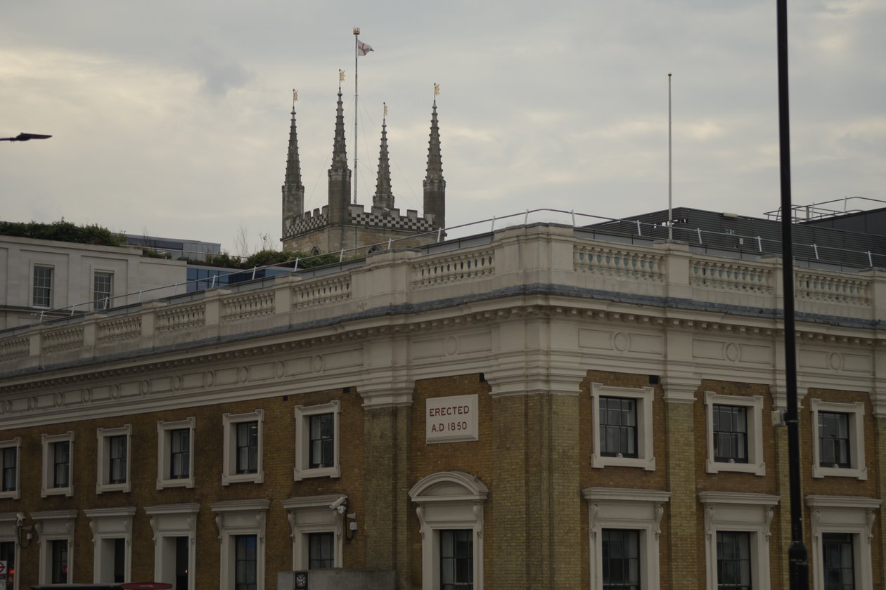 A Ponte de Londres sobre o rio Tamisa, no coração de Londres de Albert Mansour