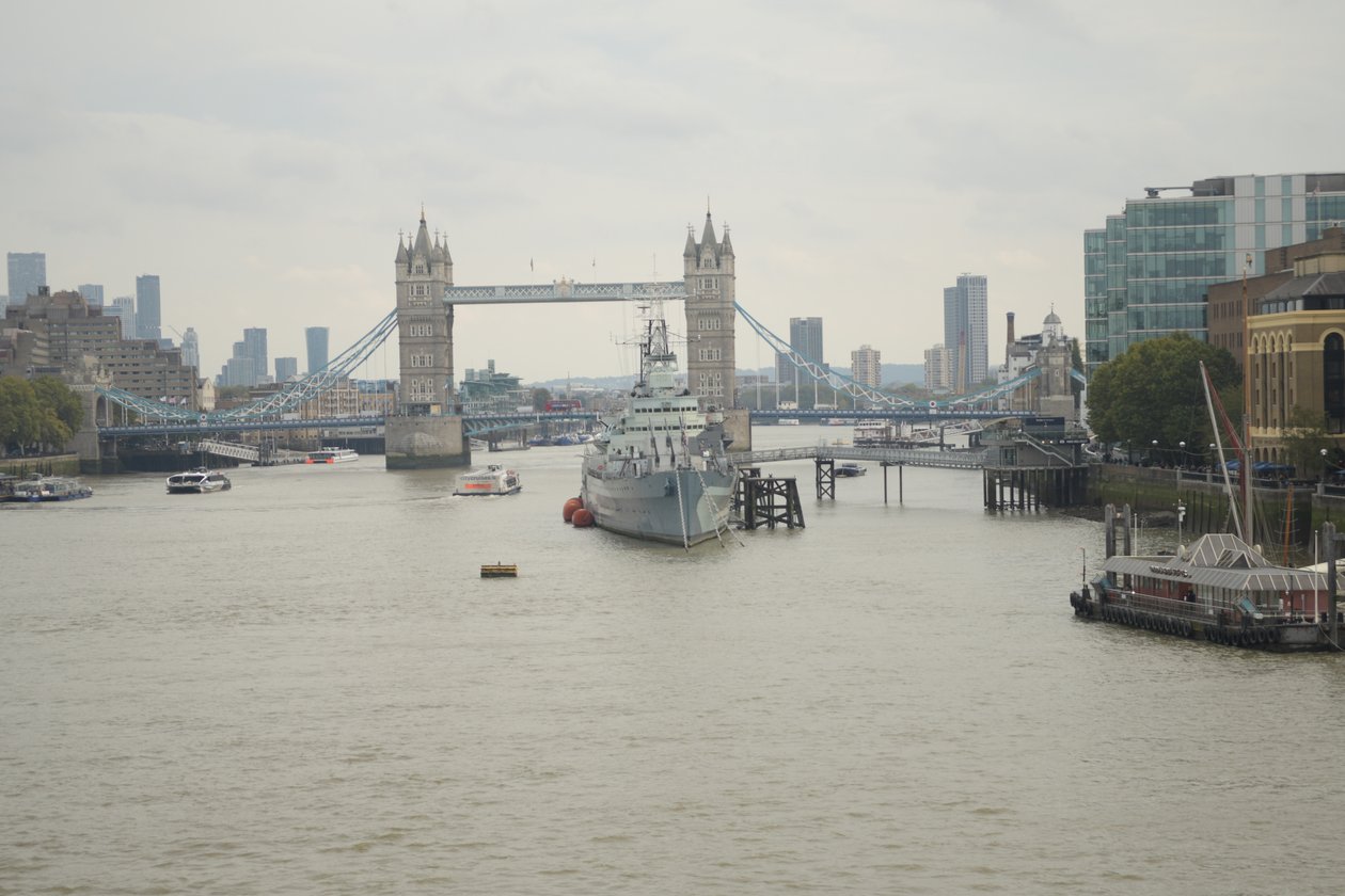 A Ponte de Londres sobre o rio Tamisa, no coração de Londres de Albert Mansour