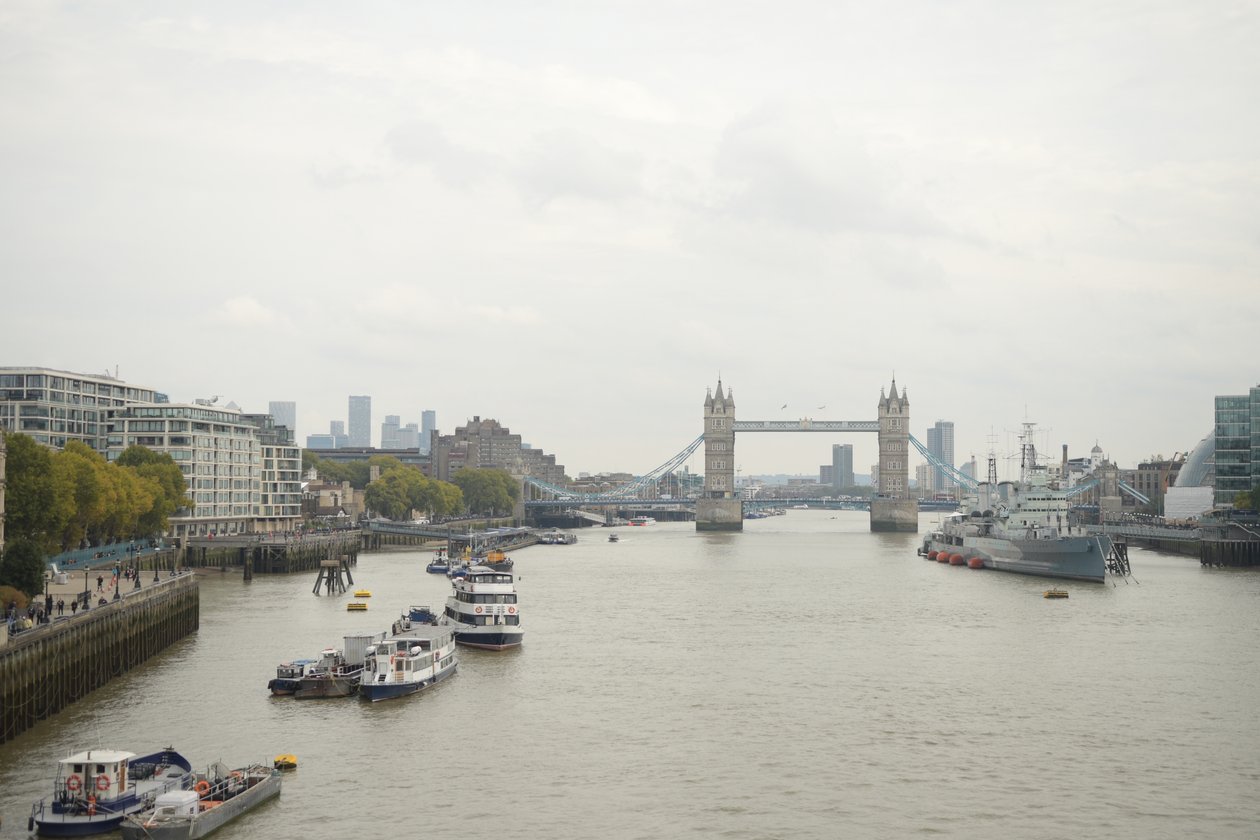 A Ponte de Londres sobre o rio Tamisa, no coração de Londres de Albert Mansour
