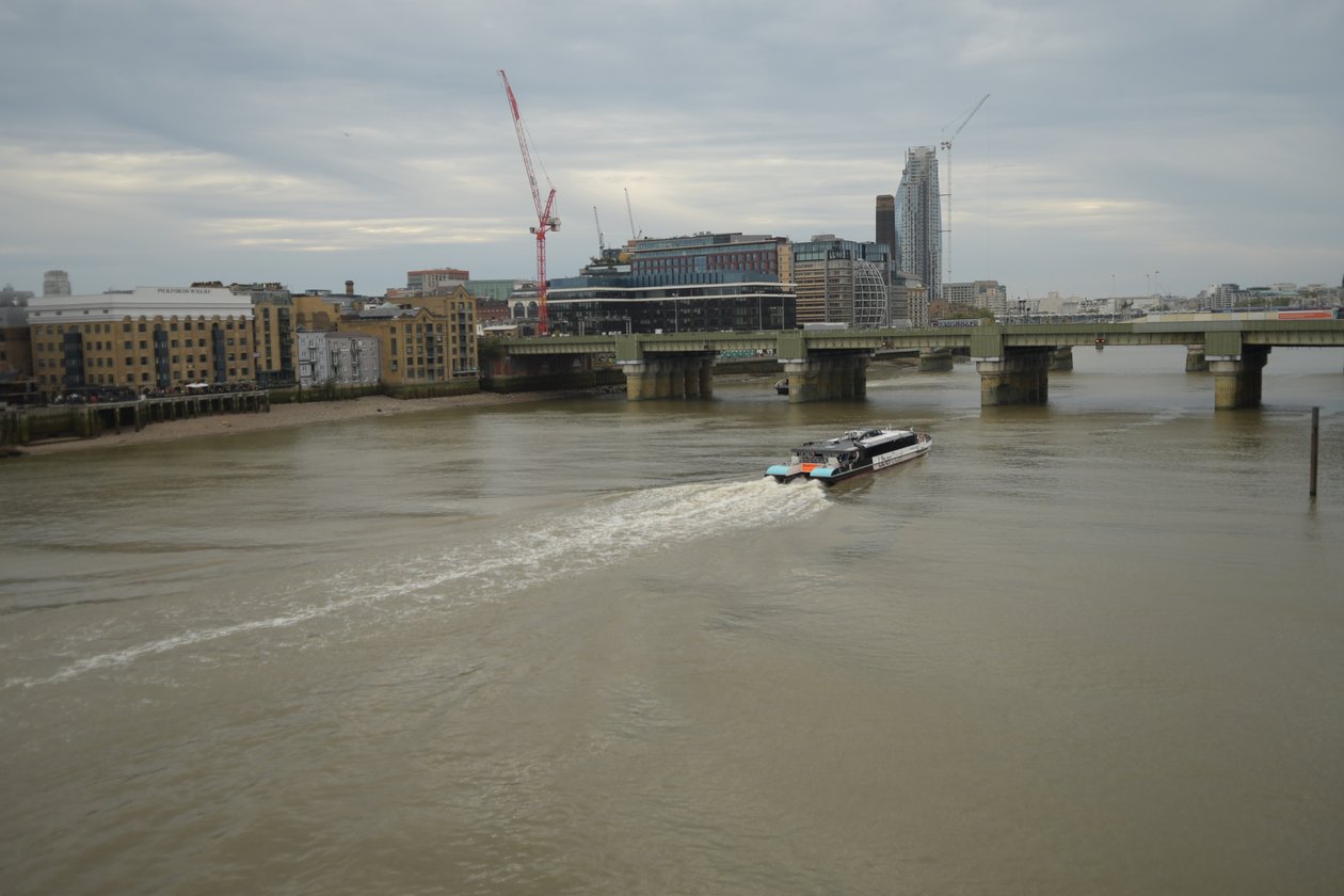 A Ponte de Londres sobre o rio Tamisa, no coração de Londres de Albert Mansour