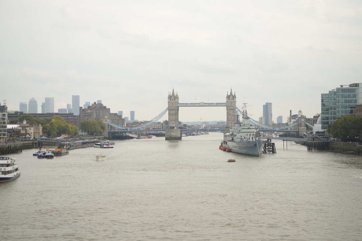 A Ponte de Londres sobre o rio Tamisa, no coração de Londres de Albert Mansour