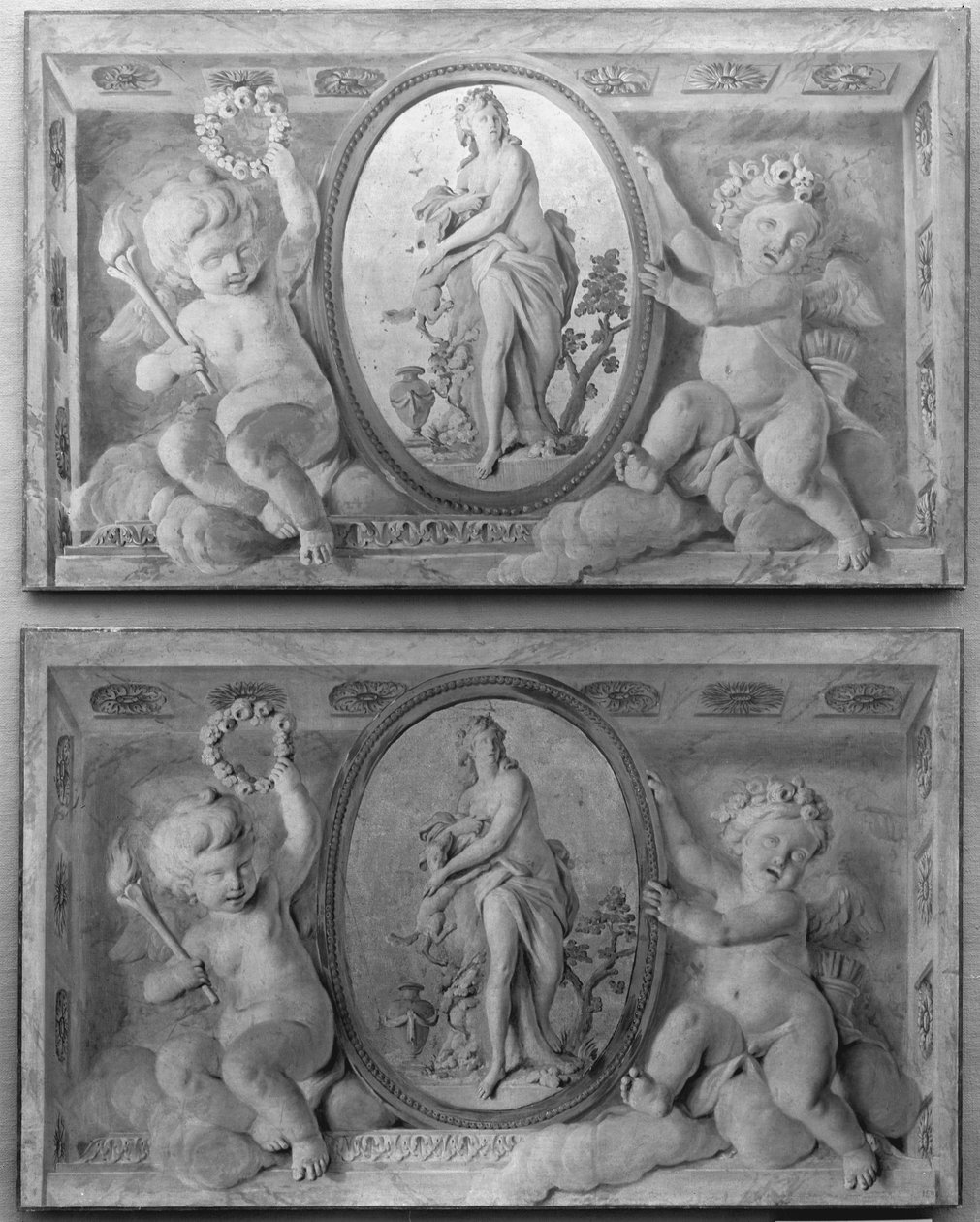 Par de portais com Diana ou Ninfa em medalhão oval sustentado por amorini, 1770-90. de 18th century . French Painter
