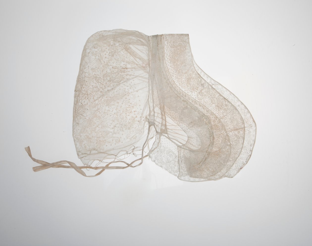 Bonnet de casamento da senhorita A. Pillsbury. de A. A. Pillsbury