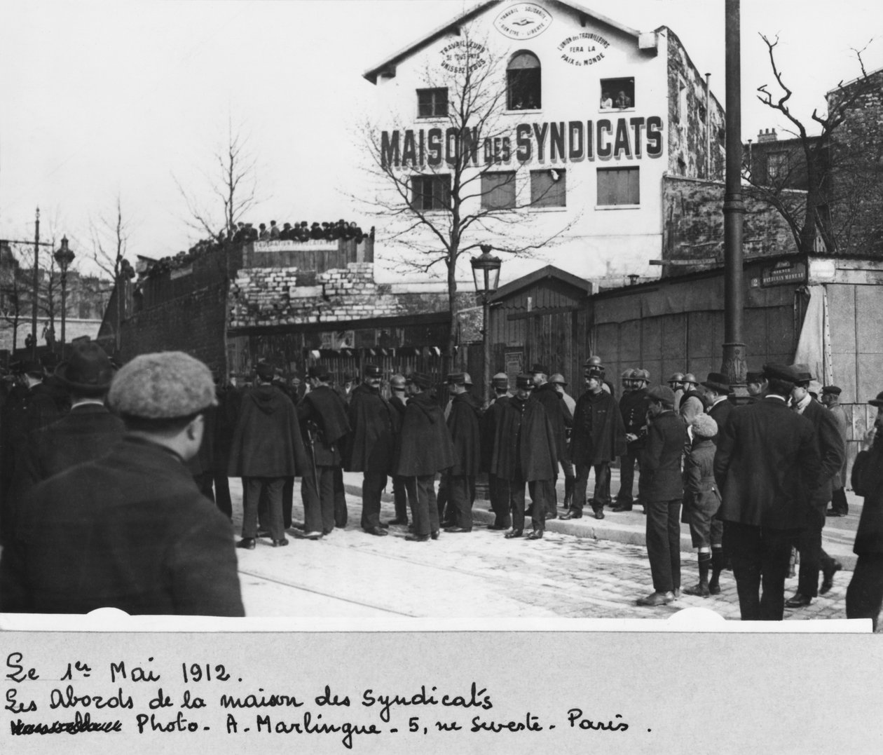 Os arredores da Maison des Syndicats, Paris, 1 de maio de 1912 (foto bw) de A. Marlingue