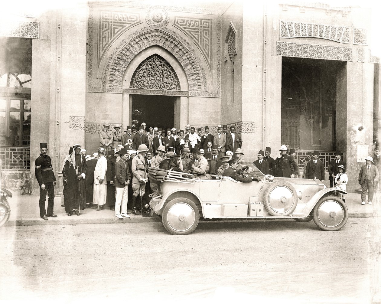 Sherif Abdullah chega à mesquita de Rifai, Cairo, no início de 1914 de A. Reid