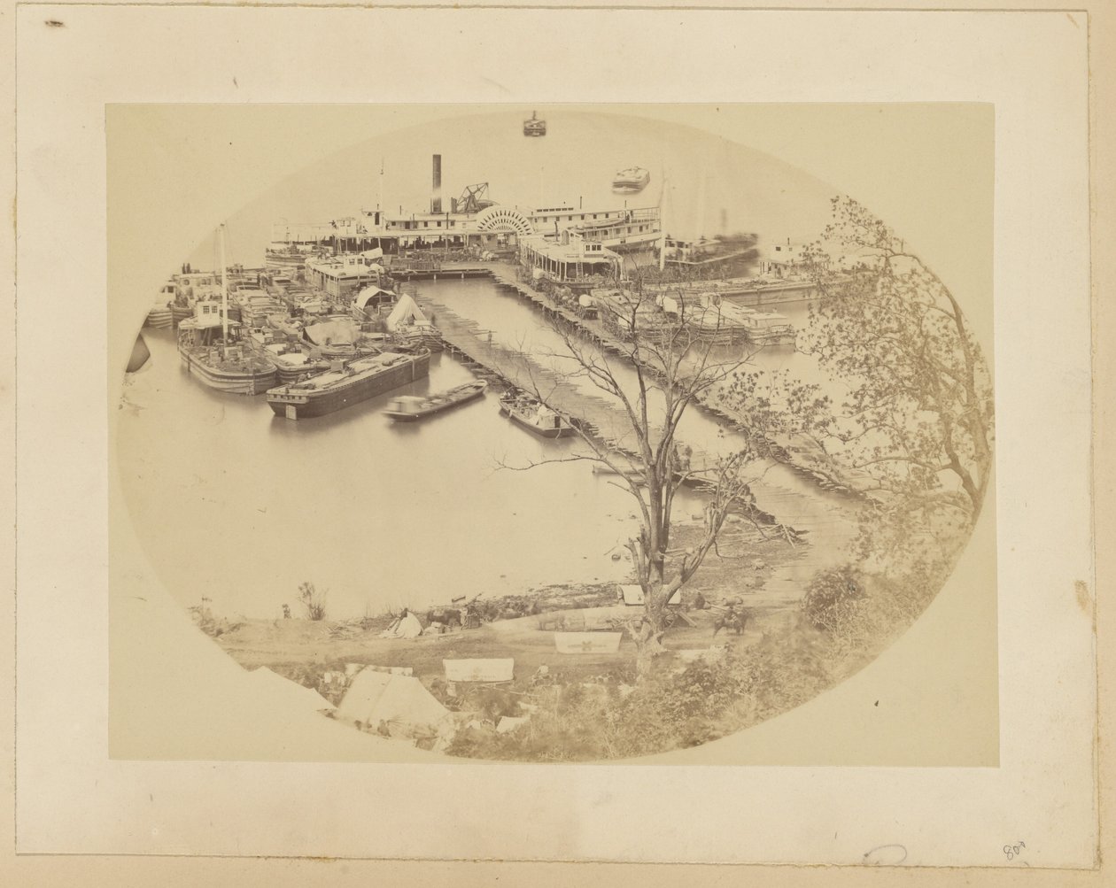 [Cais inferior, Belle Plain, Corpo de Construção da USMRR] [16 de maio de 1864]. de A.J. Russell