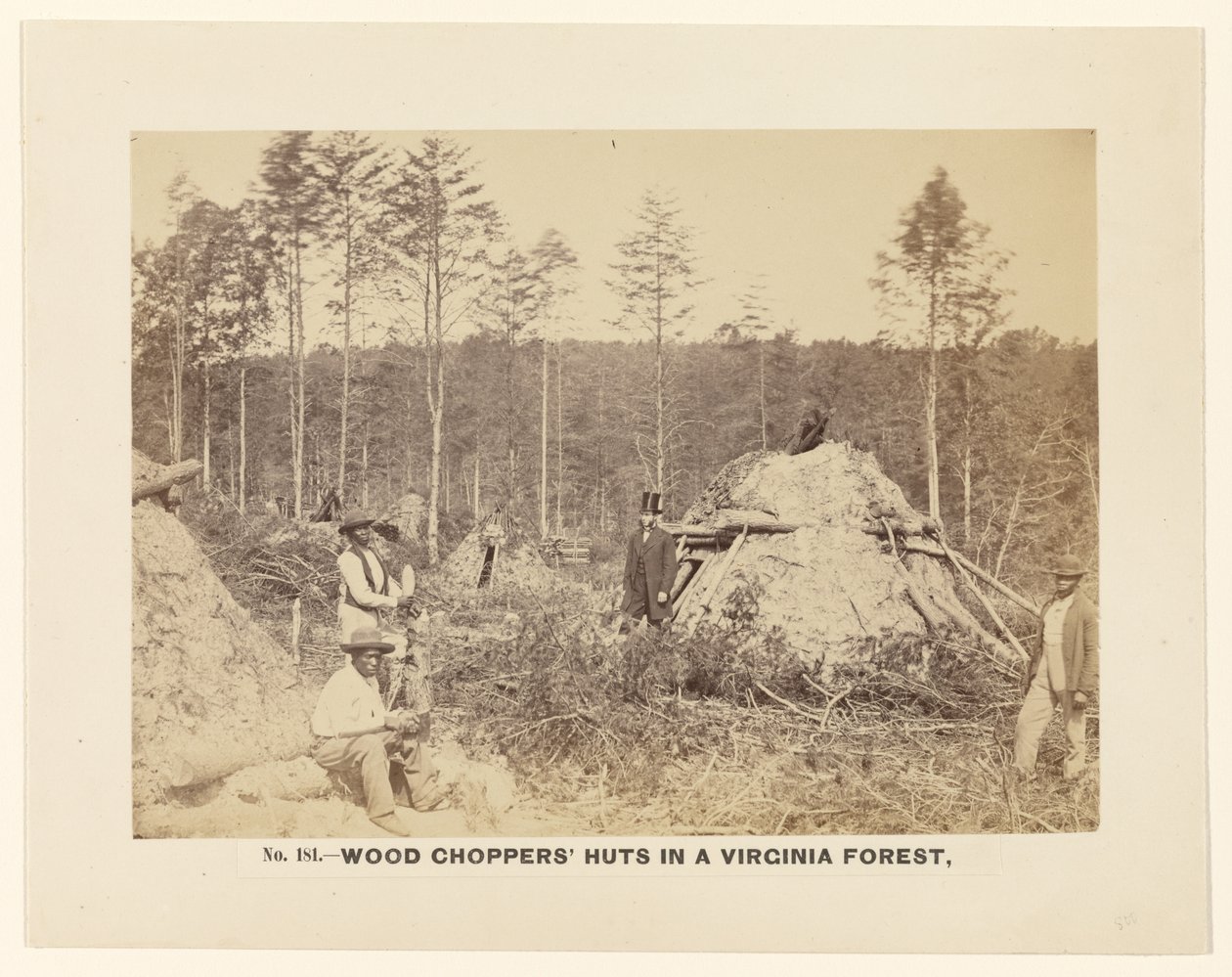No. 181. Cabanas de cortadores de lenha numa floresta da Virgínia. de A.J. Russell