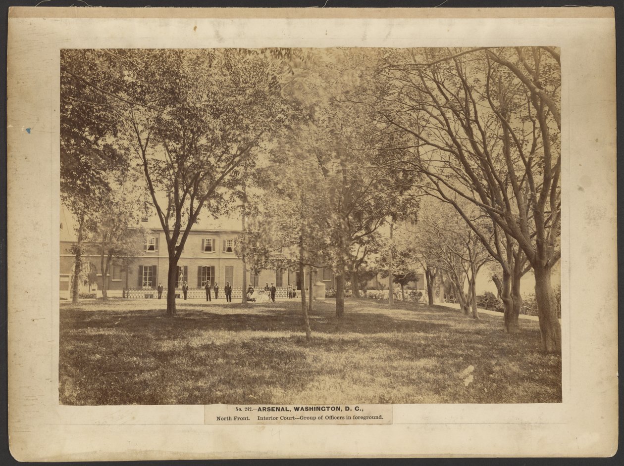 No. 242. Arsenal, Washington, D.C., Frente Norte. Pátio interior. Grupo de oficiais em primeiro plano. de A.J. Russell