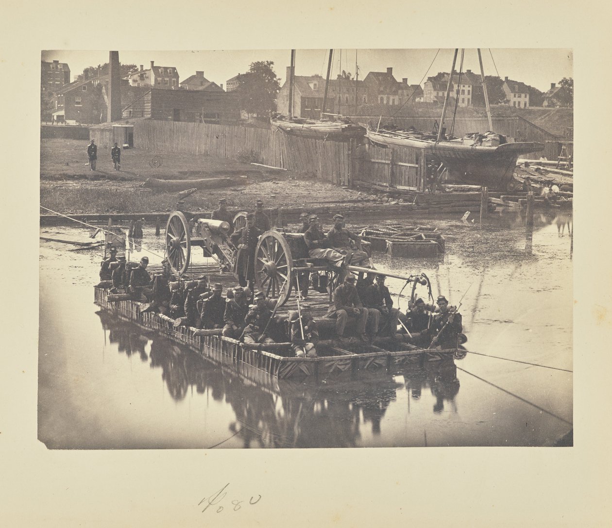 [Jangada de barcos com cobertores a transportar artilharia de campanha e homens sobre o rio Potomac] de A.J. Russell