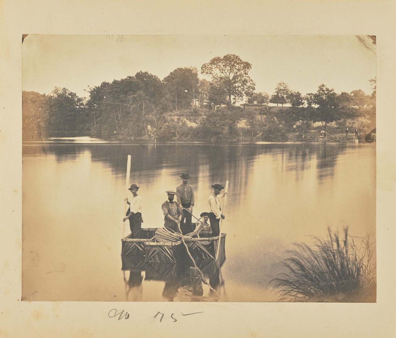 Pequena jangada de barcos com cobertores a atravessar o rio Potomac de A.J. Russell