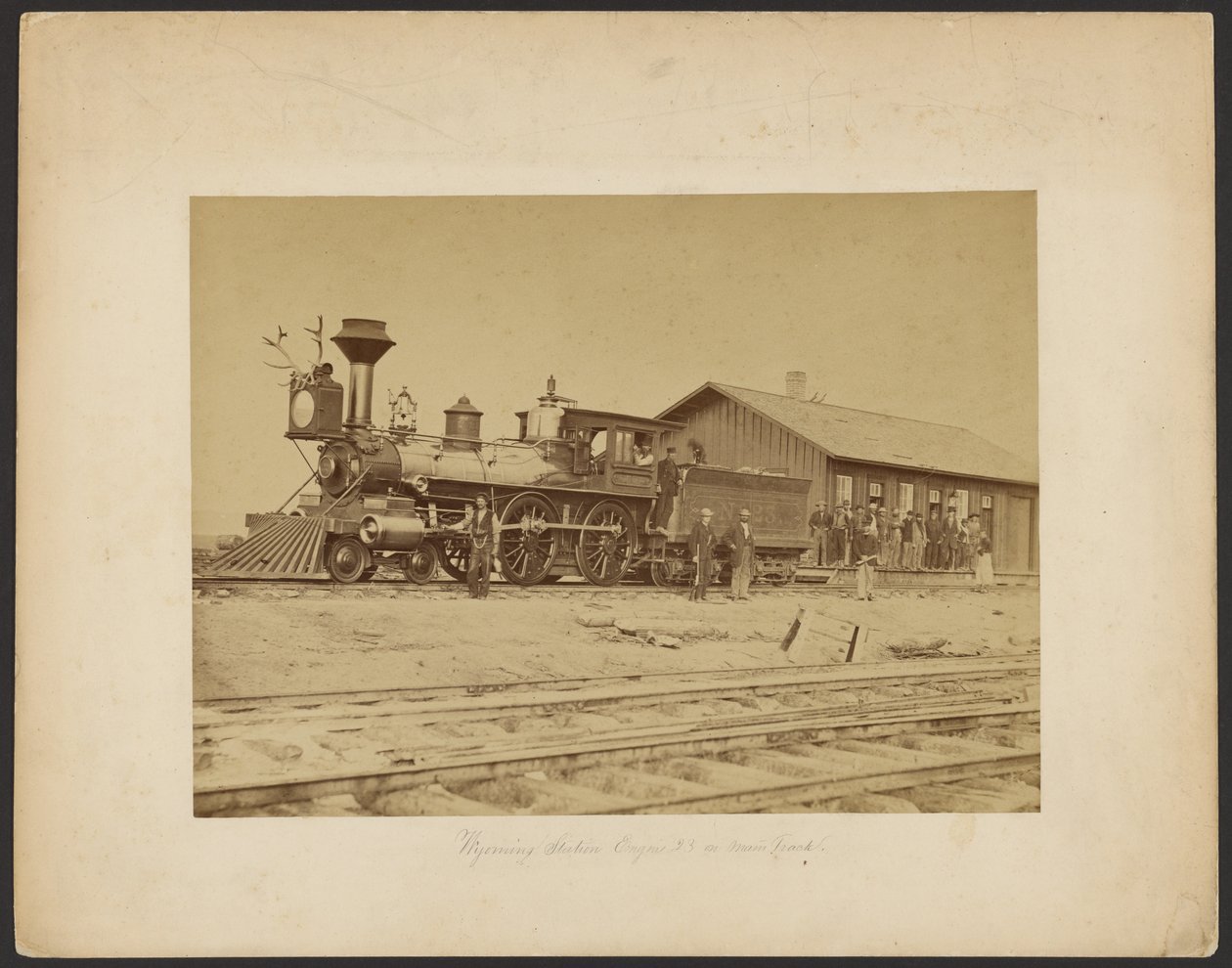 Motor 23 da estação de Wyoming na via principal [Wyoming]. de A.J. Russell