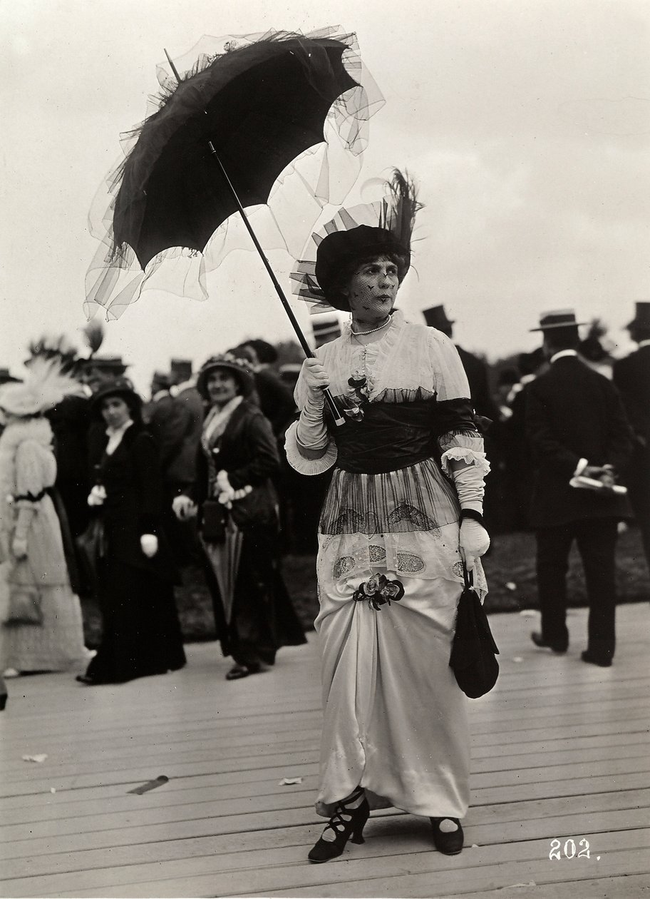 Moda nas corridas: uma espectadora no Journée des drags, Auteuil, França (impressão em gelatina) de A. Calavas