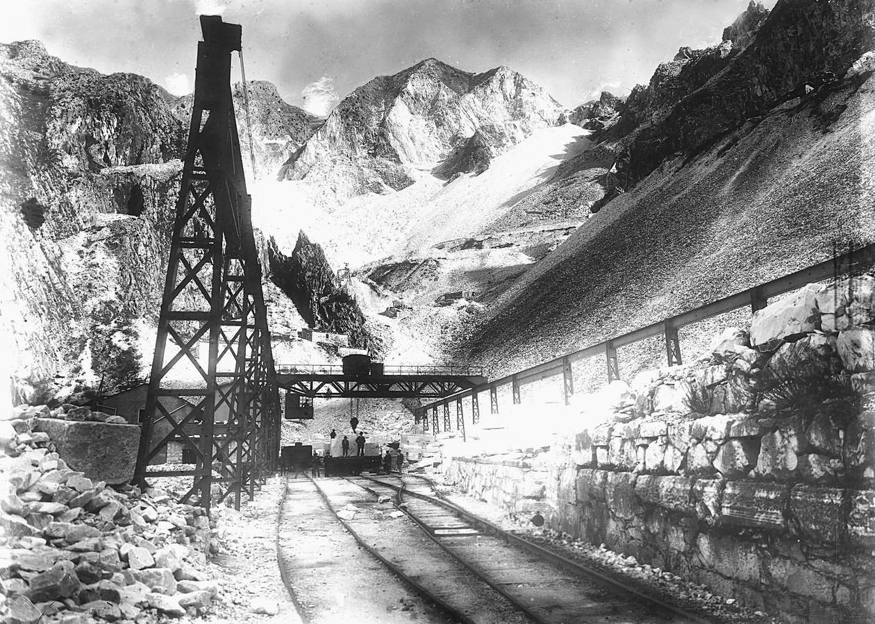 Uma estação do bonde para o transporte de mármore, nos Alpes Apuanos (foto a p/b) de A. Corsini