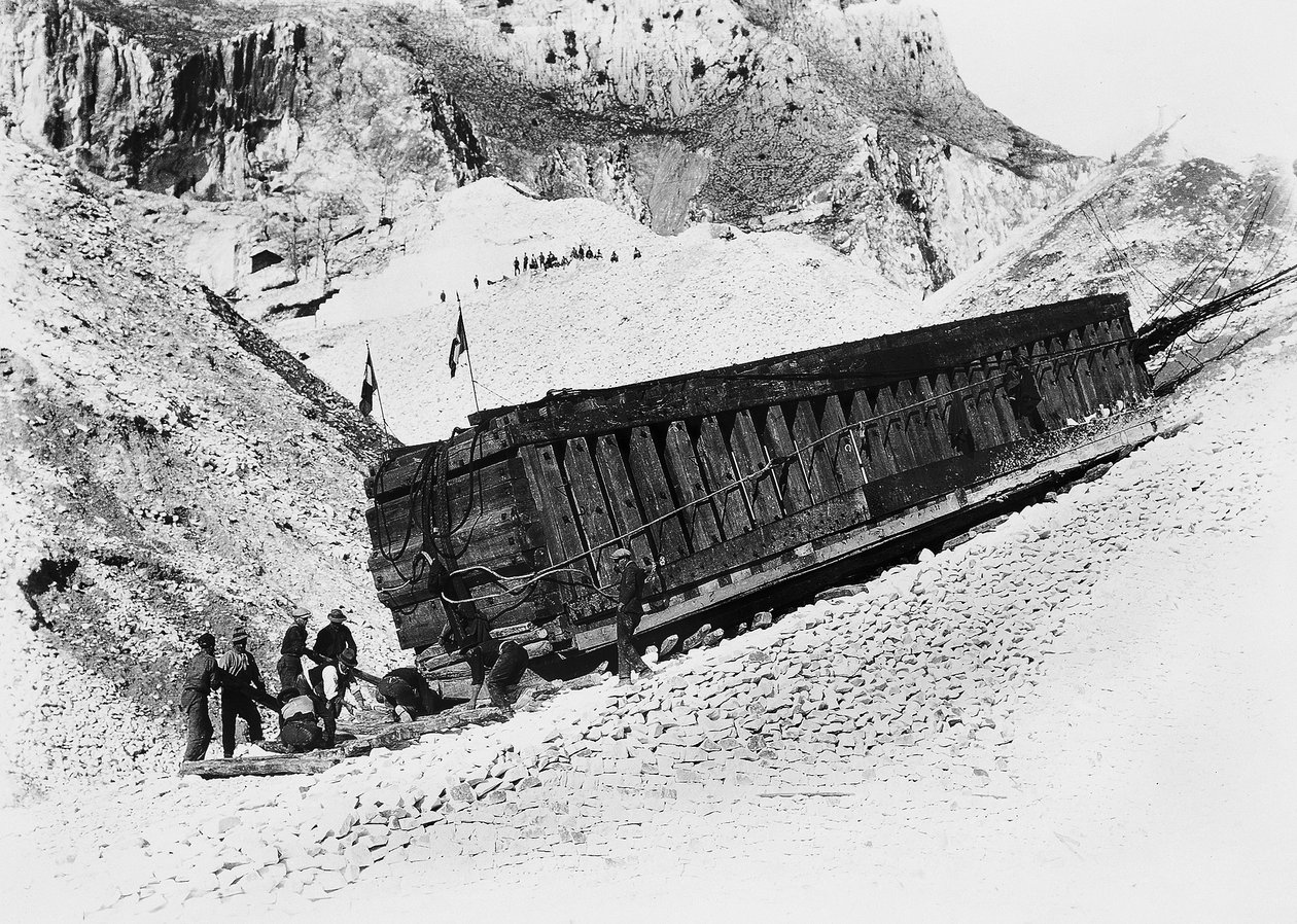 Apuan Alps (Carrara). Monólitos sendo transportados em trenós nas pedreiras (foto a p/b) de A. Corsini