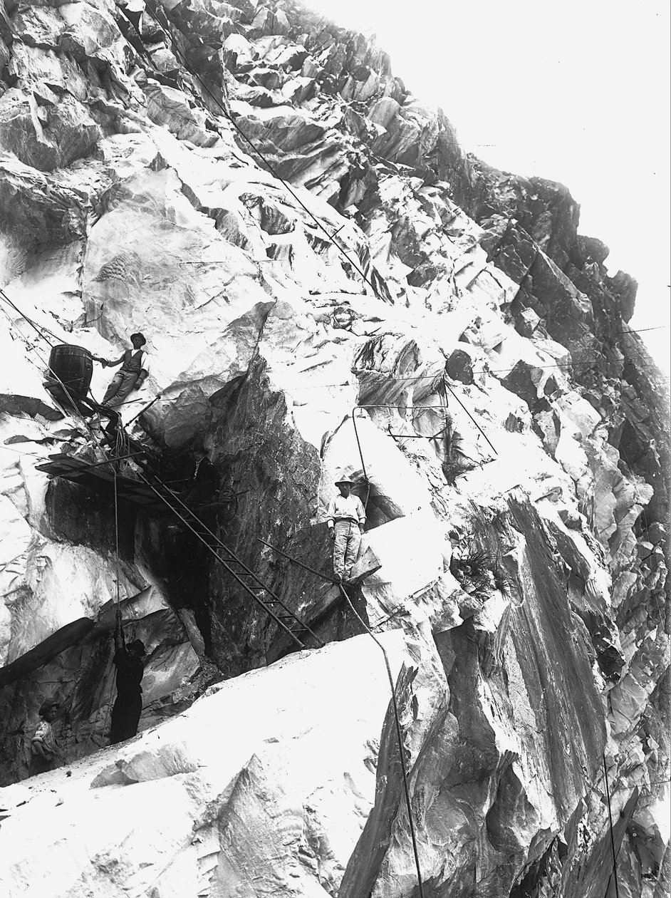 Exavers a trabalhar numa pedreira da empresa "Fabbricotti" em Lorano, nos Alpes Apuanos (foto a p/b) de A. Corsini